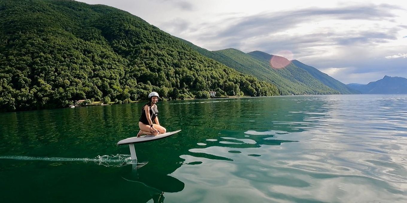 Tavola con foil che vola sopra il lago