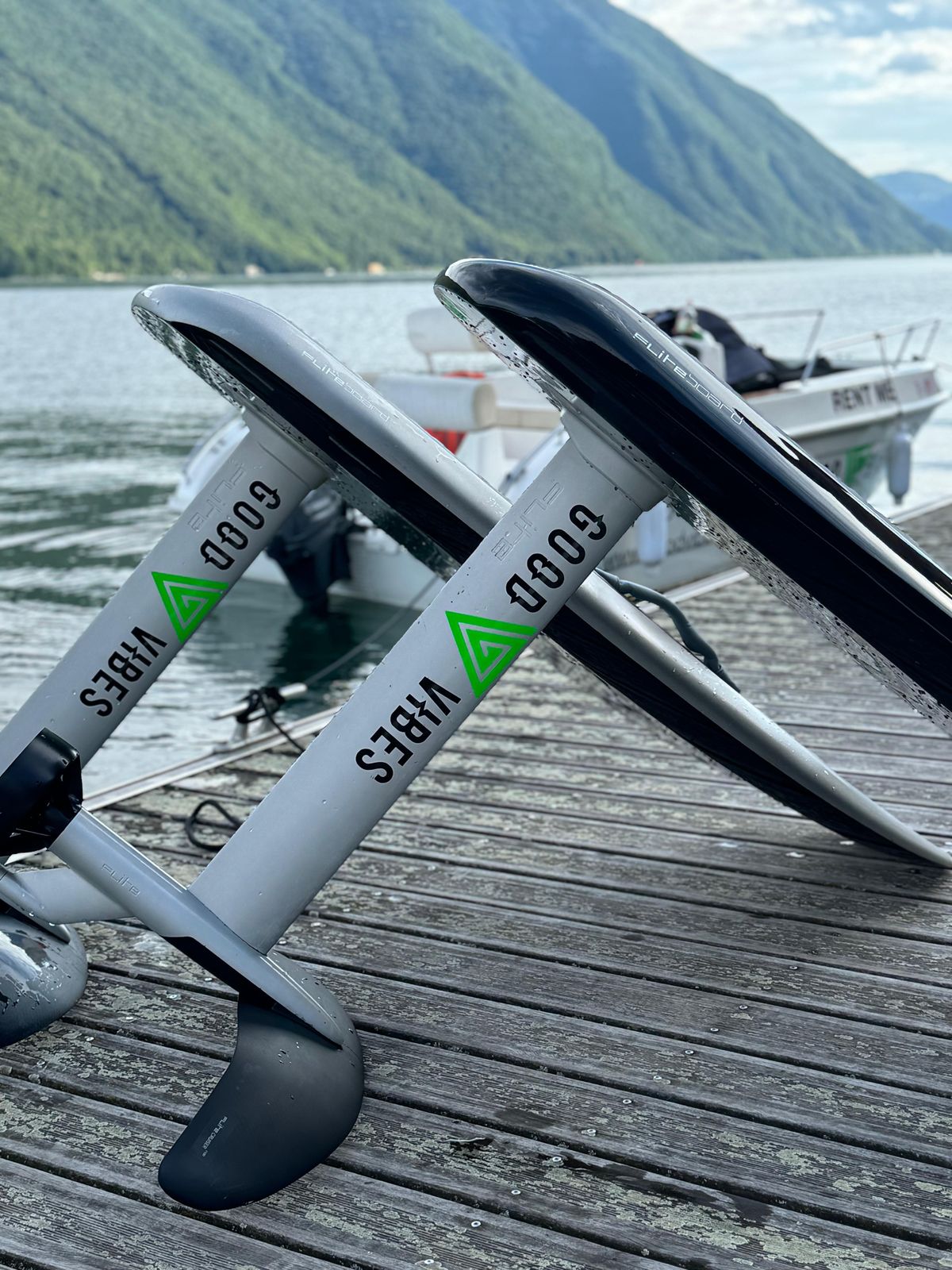 Due tavole e-foil Good Vibes sul pontile, con il foil e il logo verde