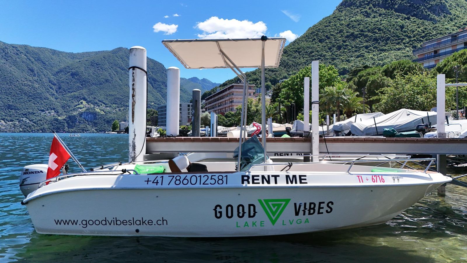 La Molinari 510 V con la livrea Good Vibes ormeggiata a Lugano