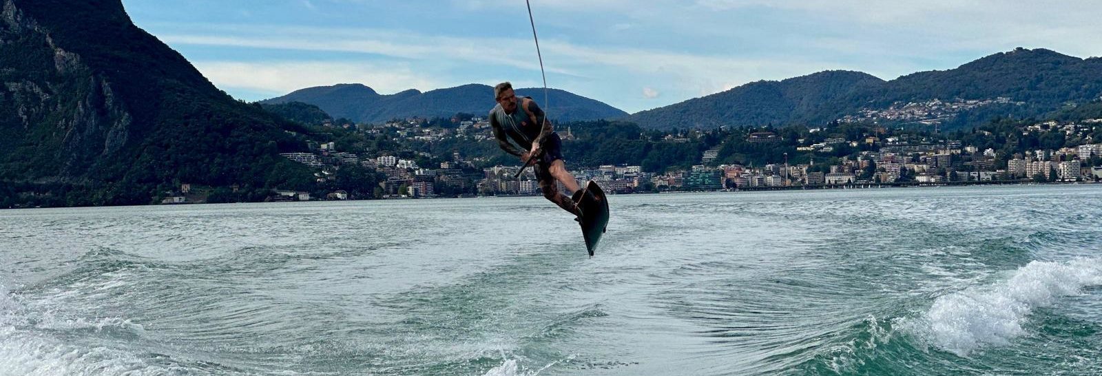 Salto in wakeboard davanti a Lugano