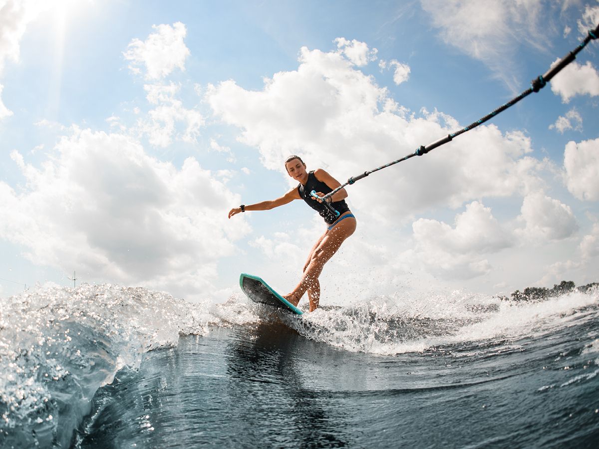 Wakesurf sull'onda della barca